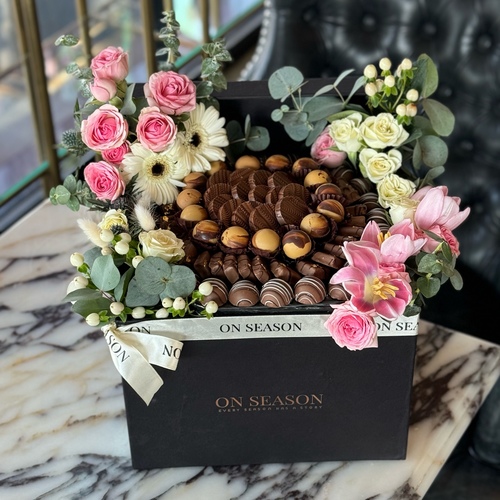 CF - A - Hajj Mabroor box - AB with a beautiful flower arrangement, contains 1 kilo of luxury chocolate, the kinds are : Triple tan, golden c, Granola, Brown Nutella truffles