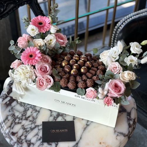 CF - B - Haj Mabroor box - AA with a beautiful flower arrangement, contains 500 grams of luxury chocolate, the kinds are : Royal Luxury, Baklava, Hazelnut truffles