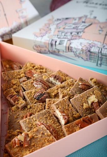 Pecan crack - Small bars of milk and praline chocolate with caramelized pecans and crispy biscuit pieces