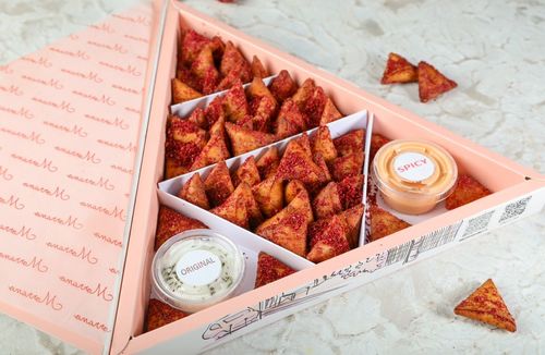 Musakhan samosa - Musakhan samosa with hot sauce and original sauce. Box of 50 pieces