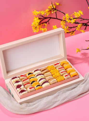 Mini pastries - A selection of small sandwiches with light fillings of cheese, smoked turkey, cheddar cheese and labneh with thyme. Box of 32 mixed pieces