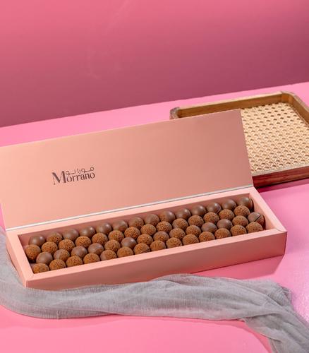 Meezy bolls - Chocolate and lotus biscuits: Half a ball of milk cocoa filled with lotus cream and the other half with lotus biscuits and chocolate. The box contains 56 pieces