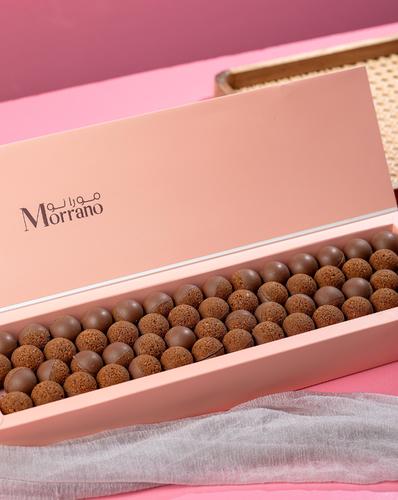 Meezy bolls - Chocolate and lotus biscuits: Half a ball of milk cocoa filled with lotus cream and the other half with lotus biscuits and chocolate. The box contains 56 pieces