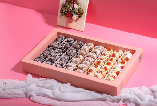 Bombolini petitfor - Italian style butter biscuits With its three flavours Vanilla with red berries filling Chocolate filled with hazelnut cream Lotus stuffed with biscoff cream The box contains 56 pieces