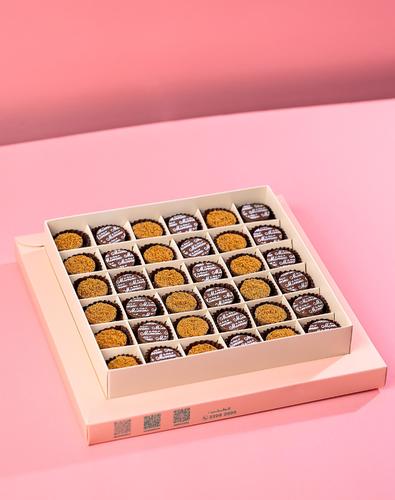 Twin Coins - Small pieces of milk chocolate, crunchy biscuits, butter, biscuit, lotus cream, salty pints and dolce caramel flavors Box 36 pieces