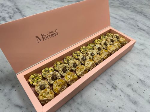 Signature Sweet - Signature sweet A crispy layer of chocolate lace topped with a sophisticated piece of Florentine with three flavors of nuts Box of 30 pieces