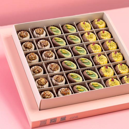 Ghadeer Sweet - Three-flavored Ghriba dessert Saffron, pistachio and walnut Box of 36 pieces