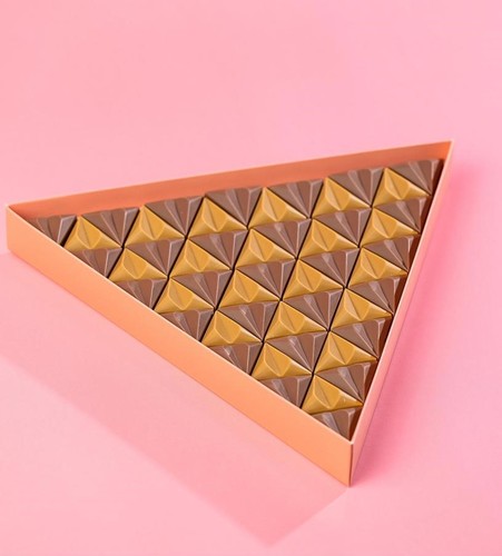 Triangle - Chocolate filled with crunchy lotus and salty caramel
 Box of 49 pieces