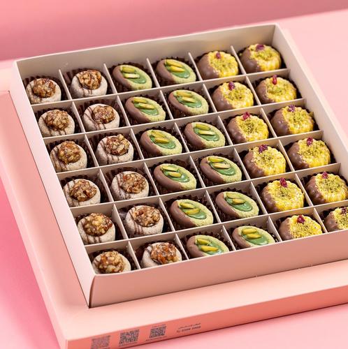 Ghadeer Sweet - Three-flavored Ghriba dessert Saffron, pistachio and walnut Box of 36 pieces