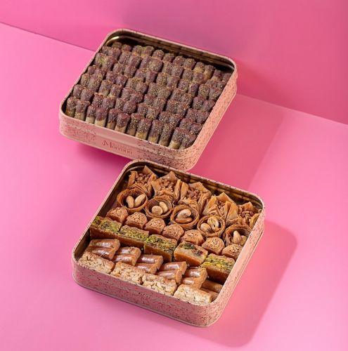 Mix baklava - Baklava with mixed nuts, cashew nuts, and pistachio baklava with cashew sticks  Weight 450 grams and a box of baklava fingers stuffed with cashews and covered with a smooth layer of milk chocolate with pistachio nibs. Box of 42 pieces.