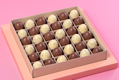 Naam eggs - Two varieties of ostrich eggs: white cocoa and milk cocoa Filled with crispy wafers with hazelnut flavor and liquid Kinder sauce Box of 36 pieces