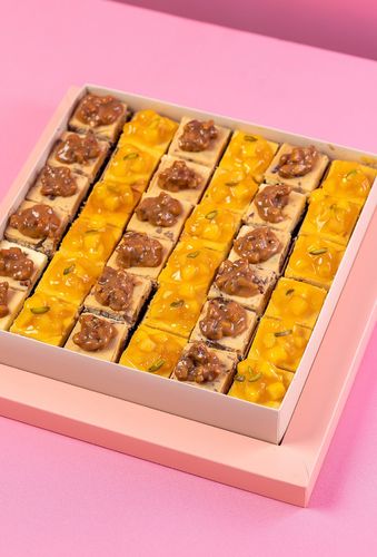 New York - Cheesecake Combines chocolate brownie with cheesecake in delicious flavors: pecan saltine caramel and mango Alphonso. Box of 36 pieces