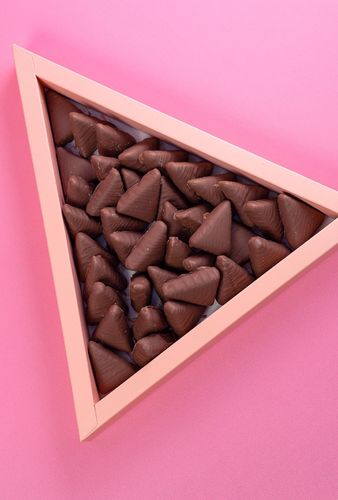 Triangle - Irish caramel and biscuit triangles with a rich layer of premium cocoa Weight 430g