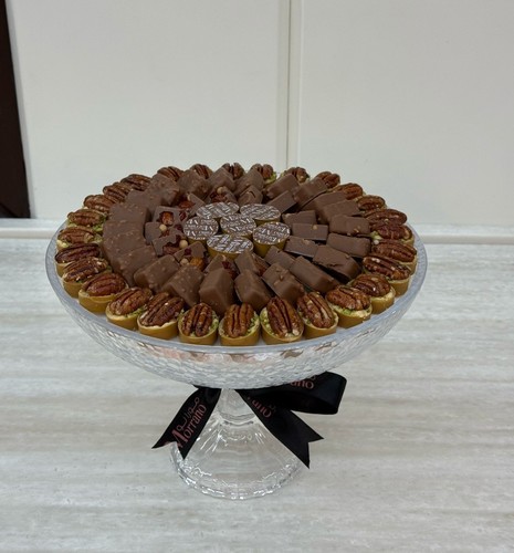 Coco Lash - Coco Lush Chocolate with its distinctive fillings of pecans, coconut, and peanut salty caramel with orange and cocoa. Plate of 71 pieces (840 grams)