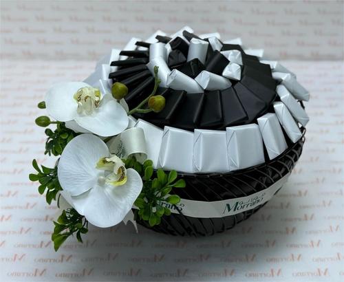 White rose tray - piece 54 Rose tray with caramel chocolate