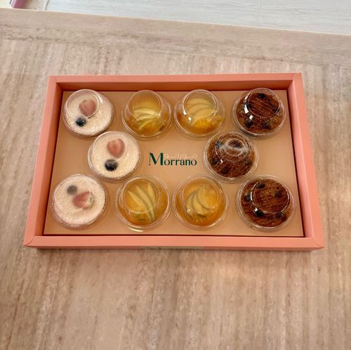 Summer Box - Three summer flavored ice creams of your choice: mango with strawberry granules, honey caramel with hazelnut cream, and soft velvet with mixed nuts. Box of 10 pieces