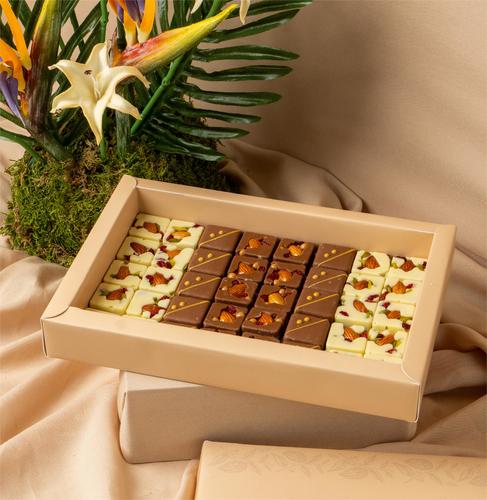 Fancy box - A luxurious medium box containing Nutella chocolates with Kinder Bueno nuts black rahash 40 pieces