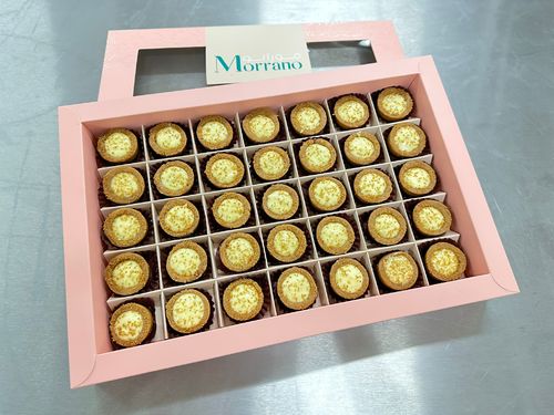 Munira Sweet - Creamy milk dessert with the original flavor and butter biscuits and vanilla. Box of 35 pieces.