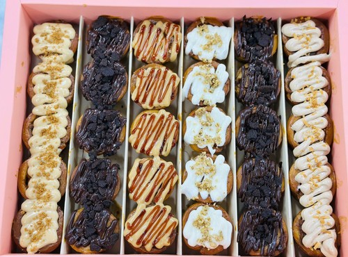 Cinnamon Roll - Cinnamon rolls with coffee, cream cheese, Nutella kinder, vanilla, caramel, lotus and walnut.