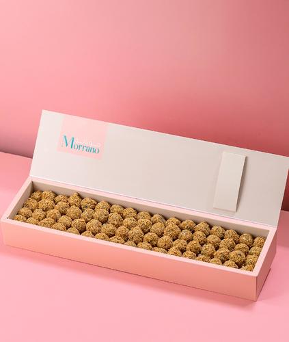 كوكوتشينو - كرات الترافل بروني والكاكاو بلمسة القهوة الكابتشينو والمغلفة برقائق جوز الهند المحمصة البوكس 70 قطعه