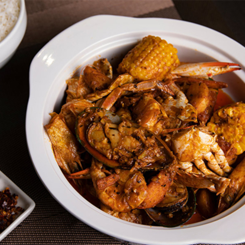 Al Dana Jeder - 4 pieces jumbo shrimp, 4 pieces mussels, 3 pieces crabs, 2 pieces corn, potato wedges and delicious sauce. Served with white rice.