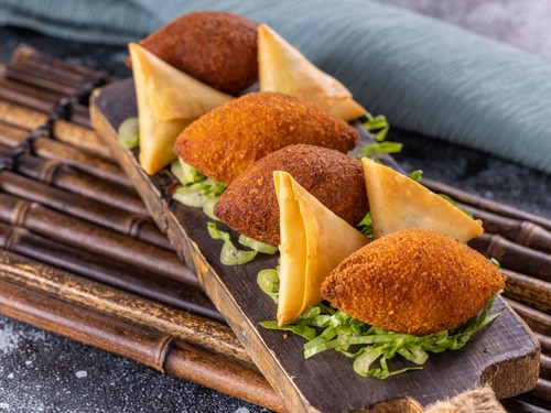 Mix Pastries - 2 burgul kebbeh 2 potato kebbeh 2 cheese sambosa 2 veg sambosa