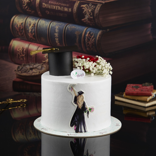 Graduation Cake - كيك التخرج فانيليا شوكلت  مع حشوه الفراولة