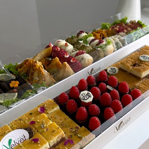 Cheeseberry - تشيز بيري يتكون من صنف تشيزكيك بالتمر مع راس بيري وتشيز كيك بستاشو  الموالح تاكو ورق عنب مسخن فطاير