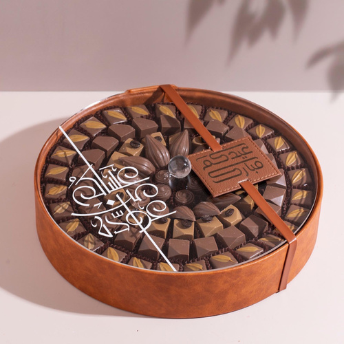 chocolate - صنية جلد تفاصيل راقية مع غطاء اكلرك وعباره جلد  تحتوي علي كيلو شوكلت بلجيكي بحشوه الكندر والكوفي زعفران باولين بندق