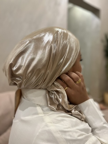 Gold Shining Scarf - سكارف مربع 90 في 90  قطن سترج  لونه بيج ذهبي مع لمعه