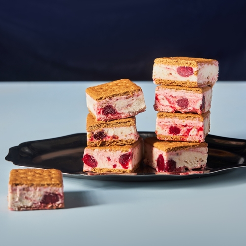 فروالة تشيز كيك جيلاتو سندويش - 10 حبات من التشيزكيك الفروالة سندويش