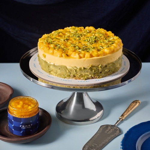 مانغو قشطة كيك - كيكة الجيلاتو طبقتين من المانغو والقشطة جيلاتو مع صوص الفستق