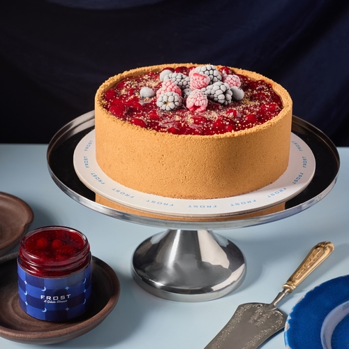 تشيزكيك ثلاثي الجبن - تشيزكيك ثلاثي بالجيلاتو مع الفراولة
مزيج من ثلاثة أنواع من جيلاتو التشيزكيك الكريمي، مزين بصوص الفراولة والتوت الطازج.