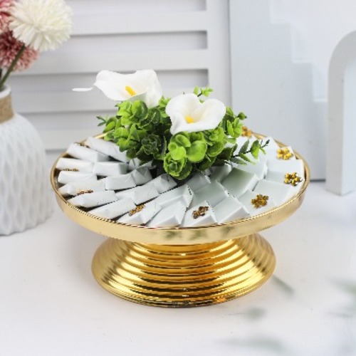 Golden chocolate vase wrapped with artificial flowers - Belgian chocolate with various fillings, 44 pieces, 550 grams