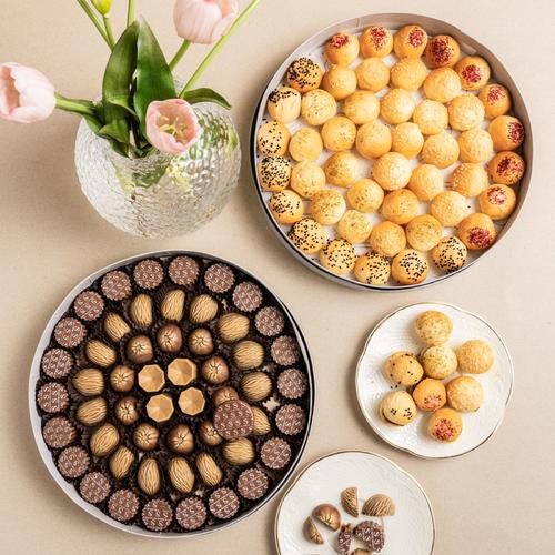 Elegant round mini sandwich box - Fillings: spicy potatoes - pickled eggplant - chickpeas with the chef's mixture 

Luxury chocolate: pecan - vanilla crunch - praline - mocha