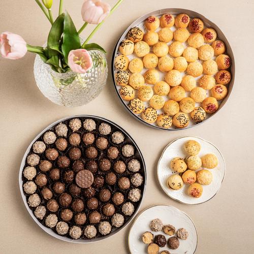 2 box offer - Chocolate Truffle Flavors: Arabic Coffee.. Kunafa Surf.. Cinnabon.. Sesame. 

Elegant round box mini sandwich: spicy potatoes - pickled eggplant - hummus with the chef’s mixture