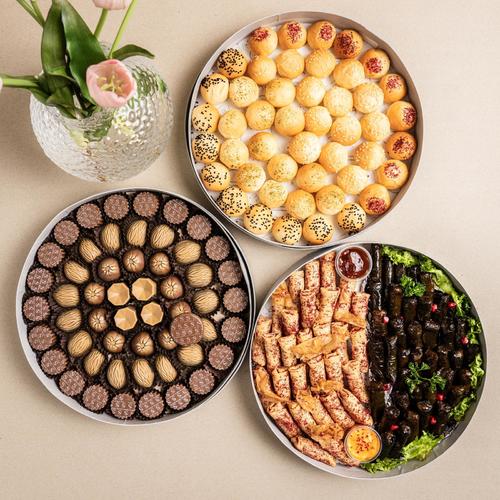 Serve kw - Offer three boxes - Elegant round box mini sandwich: spicy potatoes - pickled eggplant - hummus with chef’s mixture 

 Luxury chocolate: pecan - vanilla crunch - praline - mocha 

Chef-style musakhan, grape leaves, pomegranate molasses