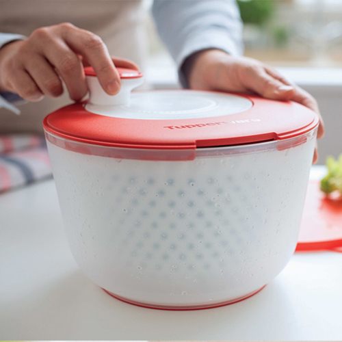 Spinning Chef 3.8 L - Effortless spinning and compact storage

• Soft, airtight and sealed lid to store and transport your salad.
• Lid consisting of 2 rotating discs (inner and top) whose orifice allows to empty the water without removing the lid.
It is easily removable for easy cleaning.
• Translucent bowl, generous volume (3.9 l), convenient to wash his salad.
• Strainer: the number and size of the holes allow optimal spinning and prevent salad leaves from 