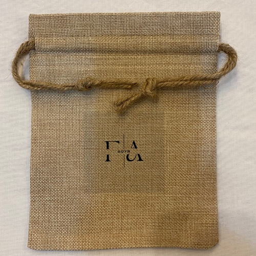 Small Pouch - A bag with Auyń LOGO made of straw in a very fine textile. Nice to have it with you during travels or outdoor activities to keep your cords and jewelry in one place. (Recyclable)