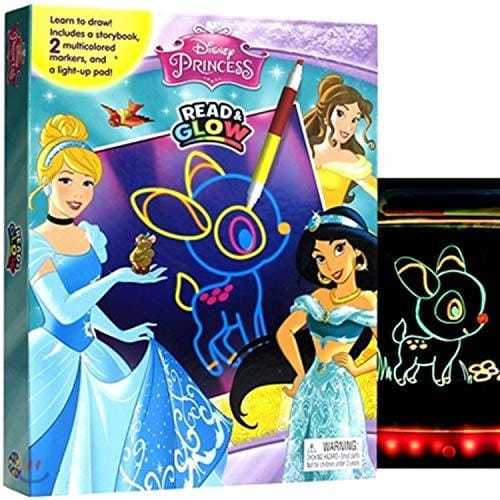 DISNEY PRINCESS READ & GLOW/2764331156 - Learn to draw! Includes a storybook,2 multicolored markers and a light-up pad!
Enjoy a creactive drawing experience with Read & Glow! Read the storybook and used the markers on the light-up pad to make drawings that come to life in the light or dark with the magic of colorful ligth effects.
For 3 years and up