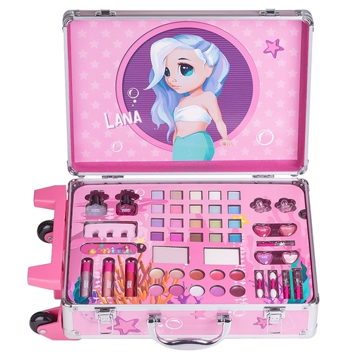 ترولي الميكب - In the Big Blue Country of Oceania live the best friends – the sea creatures Moriki Doriki. They play, learn, and explore the world all day long! Lana is a teacher and an incredibly caring friend! Lana loves to change her hair color and always looks great. She is helped by the MAKE-UP Travel Case LANA – a whole suitcase of cosmetics and accessories for a little fashionista. Eyeshadows, lipsticks, glosses, highlighters, nail polishes – the suitcase has everything you might need and even a little more! Want to detach the wheels and use the suitcase to store girly secrets? You can also take it with you on trips.Case size: 235x185x73 mm.