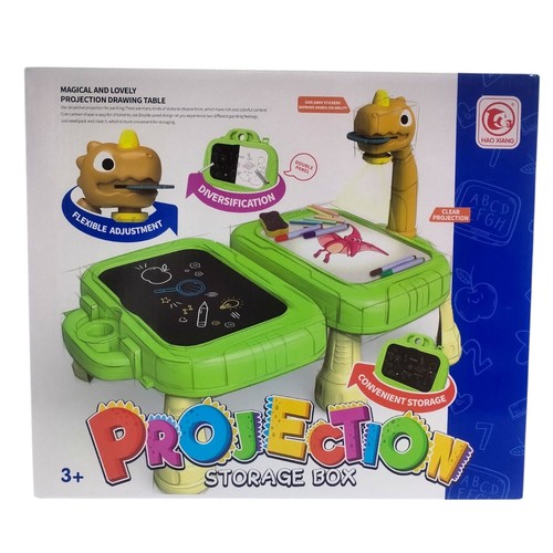 Projection-6632 - Educational drawing table set with projector.&nbsp;&nbsp;Includes a dinosaur-shaped projector, multiple projection slides, and a dual-panel design for different drawing surfaces. Suitable for 3+ages.
