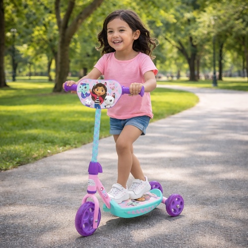 7600750912 GABBY 3W SCOOTER - Gabby's Dollhouse Design for Little Adventurers - Officially licensed children's scooter with colourful designs of Gabby and his friends, ideal for fans of the popular series.Height-adjustable handlebar: the scooter grows with the child. The height of the handlebar is adjustable from 60 to 67 cm for long-lasting riding pleasure.&nbsp;Warning:Not suitable for children under 3 years. For use under adult supervision .