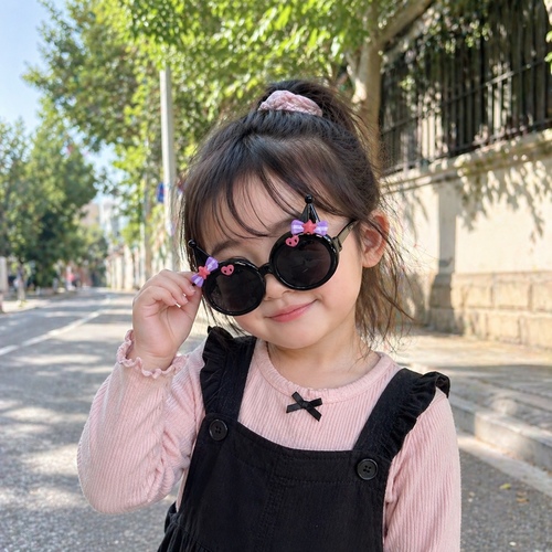 51872 kuromi Sunglasses - Kuromi Sunglasses with UV 400 protection. Suitable for 3 years old and above.