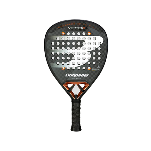 Padel Store - Bullpadel Vertex 04 25 - Shape : Diamond Weight : 365-375g Game : Total Gameplay Racket Cover : No Face Material : X-Tend Carbon 12K Foam Material : MultievaBalance : Low