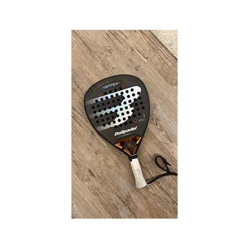 Bullpadel Vertex 04 Used - Model year: 2025
Shape: Diamond Weight: 365g Surface: 12k carbon Finish: carbon Balance: head heavy How many months used: 2 months Damage area: top Scratches how many: 2 Seller WhatsApp: 66980003