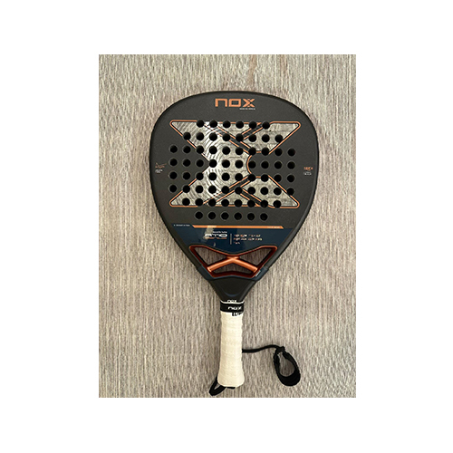 Nox AT10 Luxury Genius ATTACK 18K Alum 25 by Agustin Tapia Used - Used Racket
Model year: 2025 Shape: diamond Weight: 360-375 Surface: carbon 18k Balance: 100/100 How many months used: 1 time Damage area: no Scratches how many: no Seller Whatsapp : 33446551