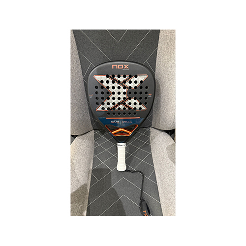 Nox AT10 Luxury Genius ATTACK 18K Alum 25 by Agustin Tapia Used - Used Racket
Model year: 2025 Shape: diamond Weight: 360g-375g How many months used: 2 weeks Damage area: no damage Scratches how many: no scratches Seller Whatsapp:30292000