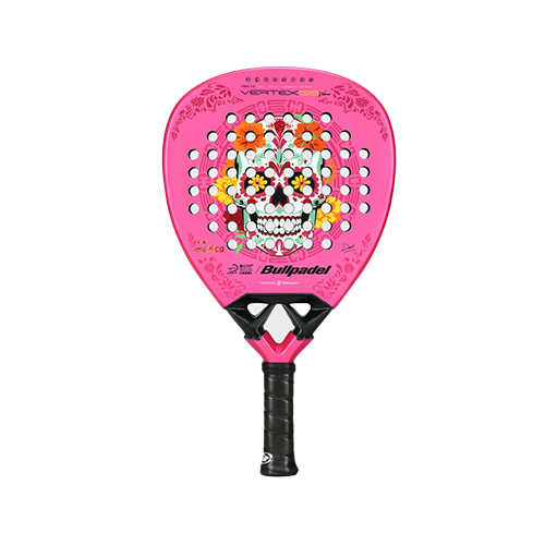 Bullpadel Vertex 05 W MX 25 - Weight : 350-380G +/- Racket Cover : Yes Face Material : Fibrix Balance : High Balance Foam Material : Multieva