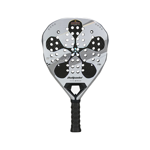 Bullpadel Neuron 02 Edge TF 25 - Shape : Geometric Weight : 365-375g +/- Racket Cover : Box Face Material : X-Tend Carbon 3K Balance : Medium Foam Material : Multieva